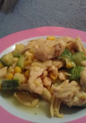 Una foto de Pollo con calabacitas y elote