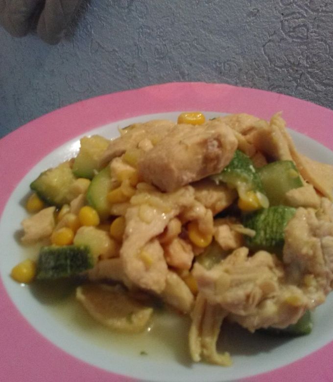 Una foto de Pollo con calabacitas y elote