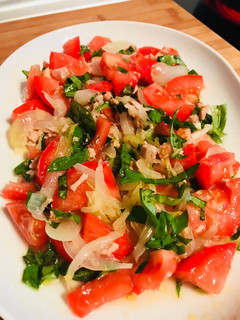 Una foto de Ensalada de tomate 🍅 y Albahaca 🌿