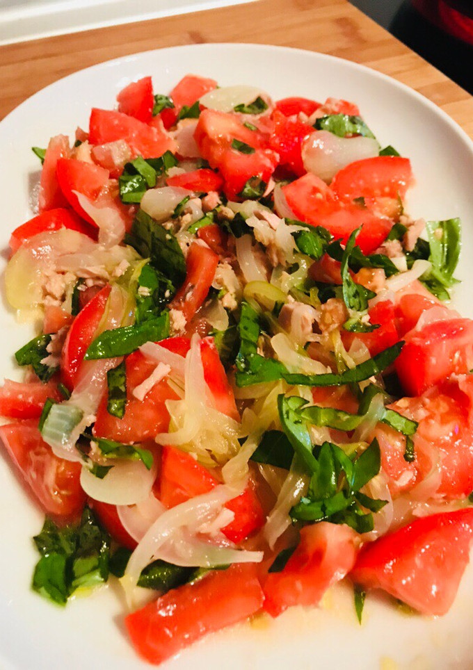 Una foto de Ensalada de tomate 🍅 y Albahaca 🌿