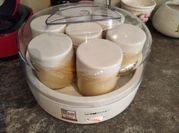 Una foto de postres en vaso para vender