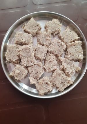 नारियल की बर्फी (Nariyal ki barfi recipe in Hindi) रेसिपी मुख्य फोटो