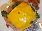 Una foto de portobello con jamón y queso