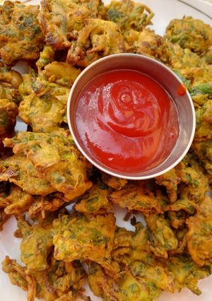 चटपटे पालक पकोड़े रेसिपी मुख्य फोटो