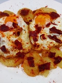Una foto de Huevos estrellados con crujiente de jamón