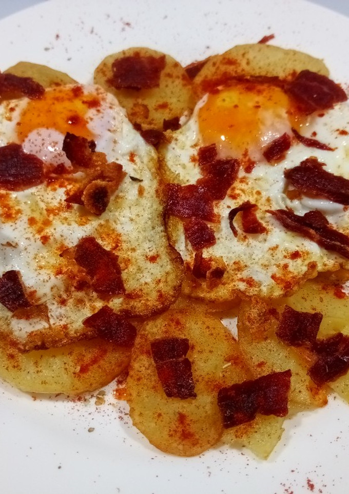 Una foto de Huevos estrellados con crujiente de jamón