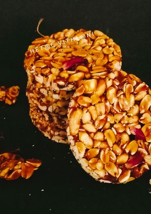 સિંગની ચીક્કી (Peanut Chikki Recipe In Gujarati) રેસીપી મુખ્ય ફોટો