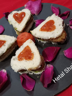 हार्ट शेप सैंडविच (heart shape sandwich recipe in Hindi) रेसिपी मुख्य फोटो
