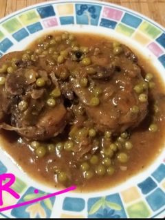 Una foto de Pavo con guisantes