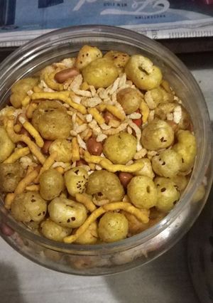 A picture of चिवड़ा, मखाने, मुंगफली की चटपटी नमकीन.