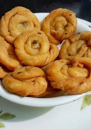 मठरी(Mathri recipe in Hindi) रेसिपी मुख्य फोटो
