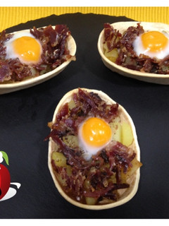 Una foto de Barquitas Ibéricas con huevos de codorniz