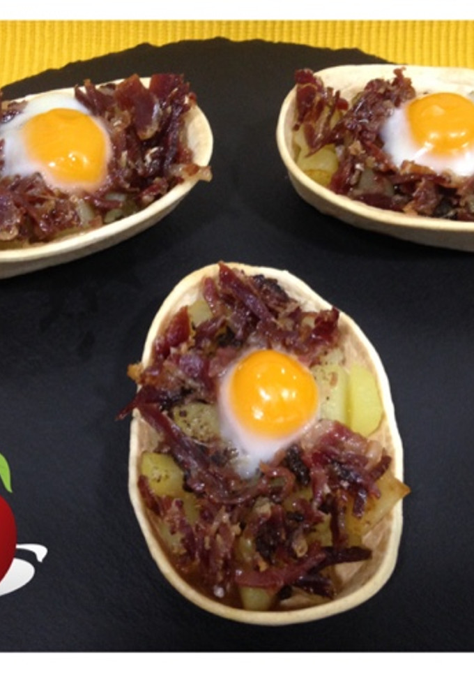 Una foto de Barquitas Ibéricas con huevos de codorniz