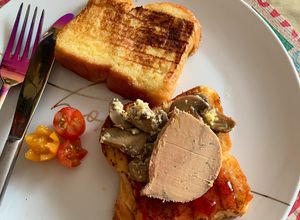 Une photo de ☆Brioche Perdue au Foie Gras, Poêlée de Champignons et Chutney de Fraises☆