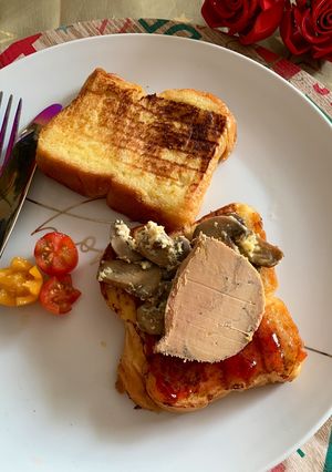 Une photo de ☆Brioche Perdue au Foie Gras, Poêlée de Champignons et Chutney de Fraises☆