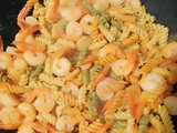 Shrimp and noodles with garlic sauce