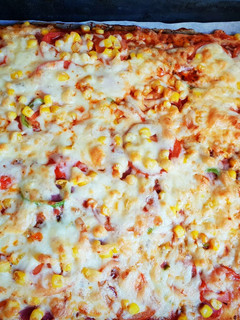 Füstölt tarjás tepsis pizza 🍕 recept fotója