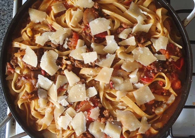 Mild Chilli Beef Tomato Tagliatelle