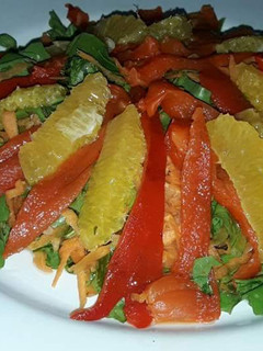 Una foto de Ensalada con naranja y morrón asado