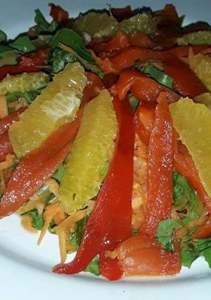 Una foto de Ensalada con naranja y morrón asado