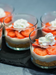 Una foto de Cheesecake de fresa y nata en vasitos