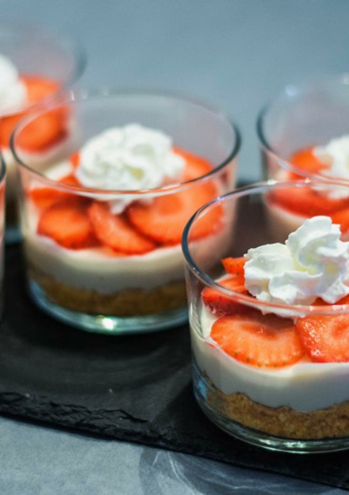 Una foto de Cheesecake de fresa y nata en vasitos