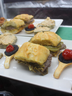 Una foto de Pan de acelgas casero con pate de pollo y atún con tomate