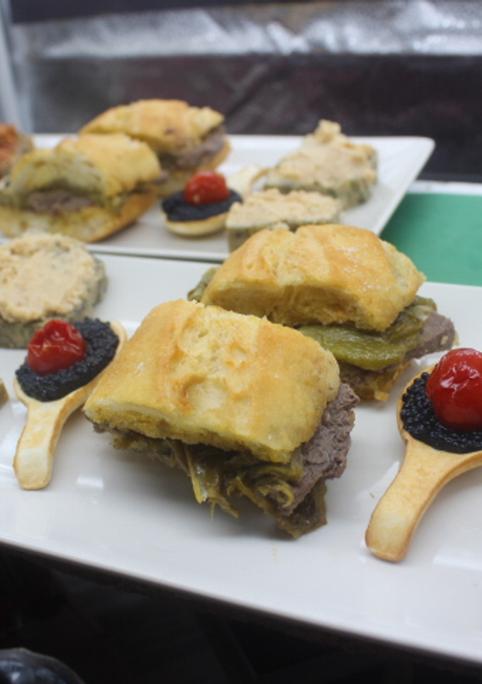 Una foto de Pan de acelgas casero con pate de pollo y atún con tomate