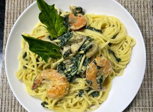 Una foto de Espaguetis a la Florentina con champiñones y Langostinos