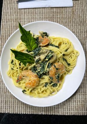 Una foto de Espaguetis a la Florentina con champiñones y Langostinos