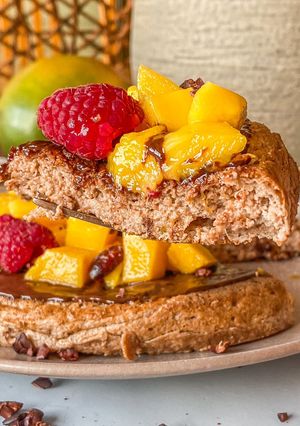 Una foto de Maxitortita chocoavellana con mango y frambuesas
