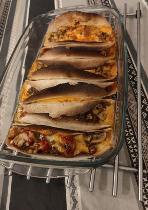 Une photo de Tortilla au four à la viande hachée, poivrons et champignons