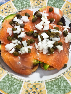 Una foto de Tosta de salmón sobre aguacate