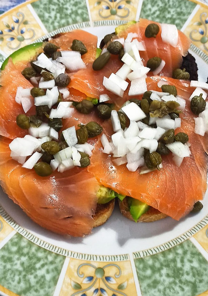 Una foto de Tosta de salmón sobre aguacate