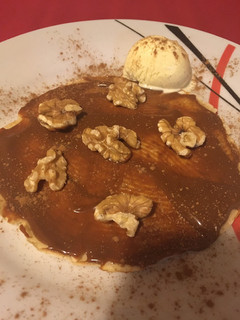 Una foto de Crepes con dulce de leche y nueces