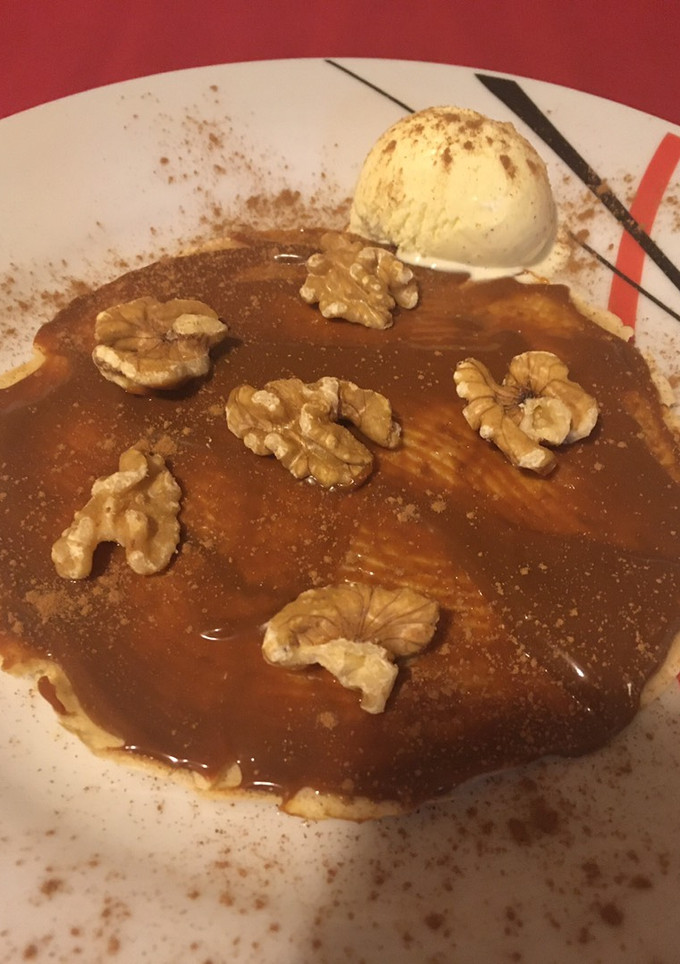 Una foto de Crepes con dulce de leche y nueces