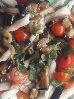 Una foto de Fideos al"fierrito"de sémola sin huevo con verduras salteadas🍝🍳🌾🍆🍅