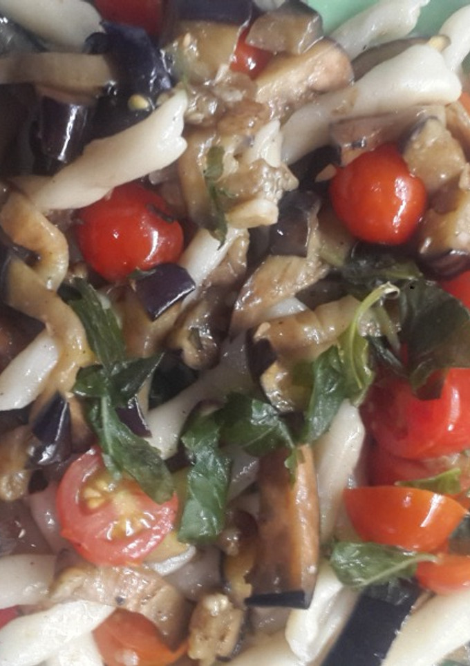 Una foto de Fideos al"fierrito"de sémola sin huevo con verduras salteadas🍝🍳🌾🍆🍅