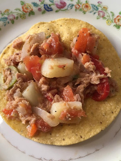 Una foto de Tostadas de atún guisado