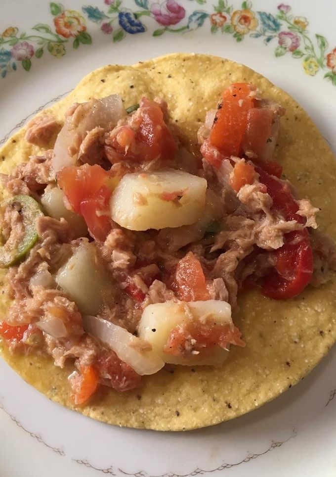 Una foto de Tostadas de atún guisado