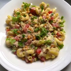 A picture of White sauce pasta.