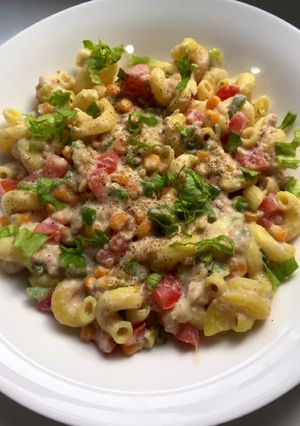 A picture of White sauce pasta.