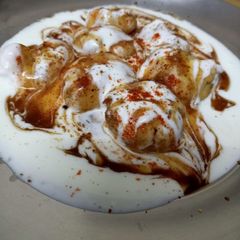 A picture of Dahi Bhalle.