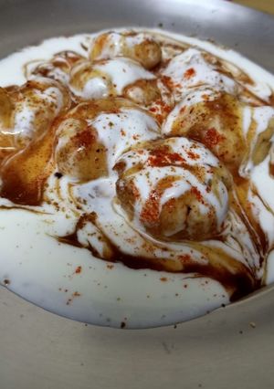 A picture of Dahi Bhalle.