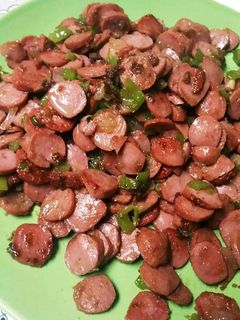 صورة لوصفة فطور نقانق على الصاج سهل وسريع 🌭