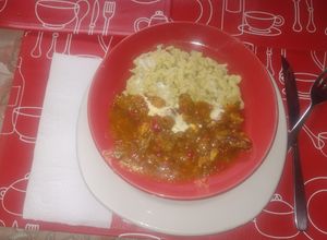 Una foto de Spaetzle y Goulash, qué sociedad