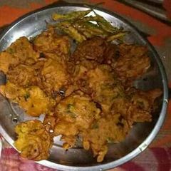 A picture of Aloo pyaaj ke pakode.