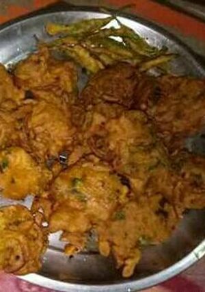 A picture of Aloo pyaaj ke pakode.