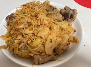 Hình của món Đùi gà xào măng chua.