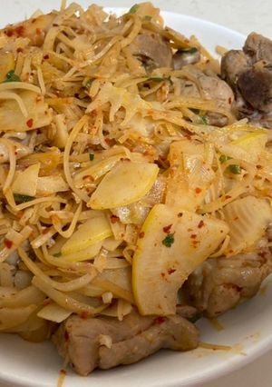 Hình của món Đùi gà xào măng chua.